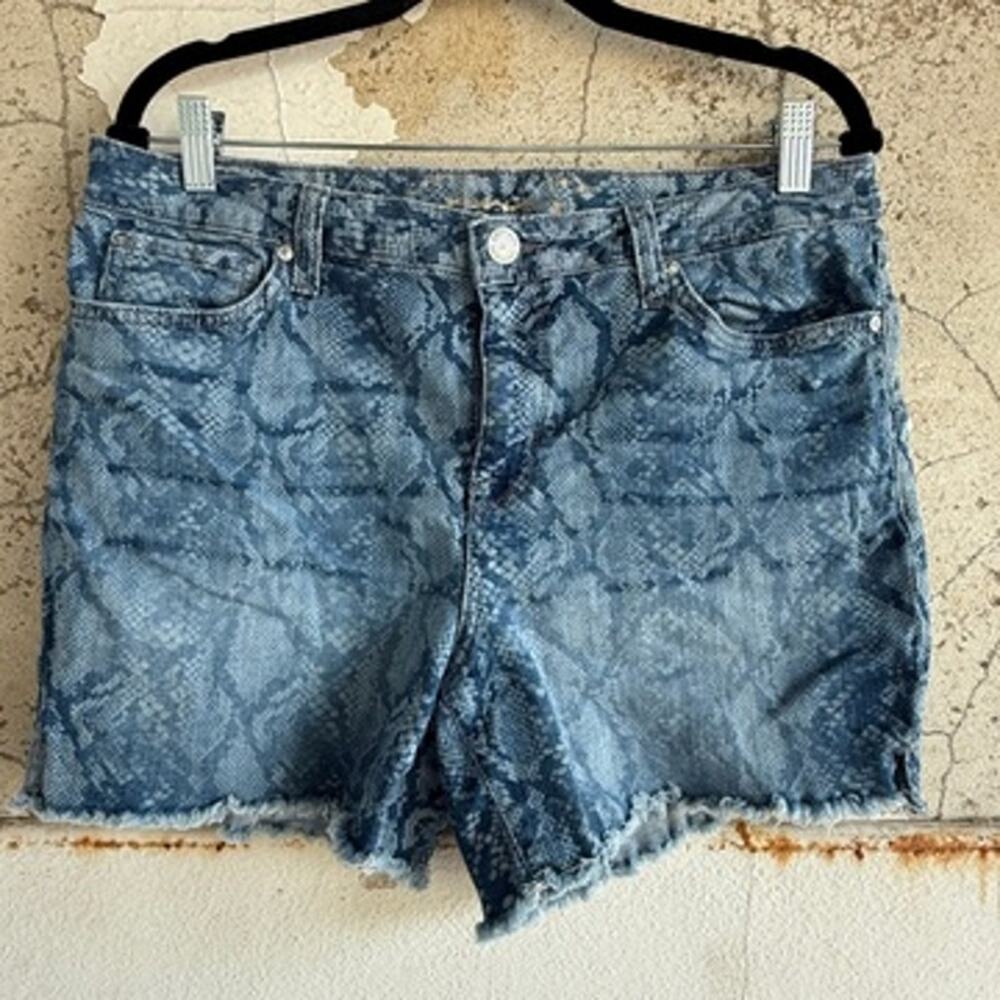 Seven7 Jeans Weekend Shorts‎ Stretch Denim Snake Print size 12 Frayed hem